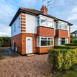 Charming And Modern 3Br Home Steps Away From City Center