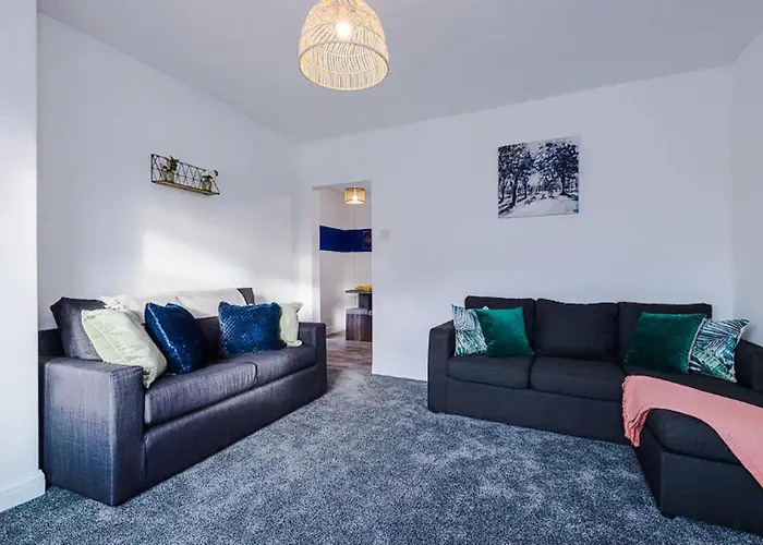 Charming And Modern 3Br Home Steps Away From City Center