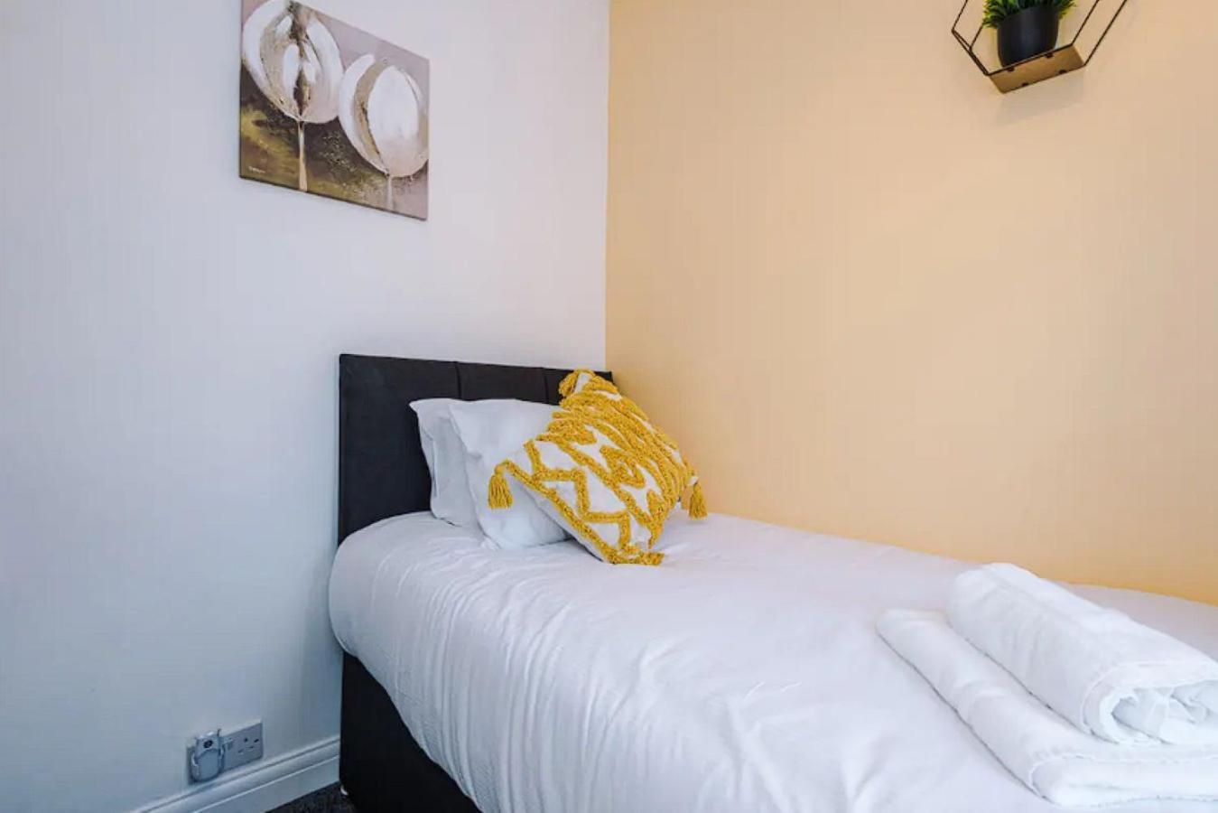 Rumah liburan Charming And Modern 3br Steps Away From Center *