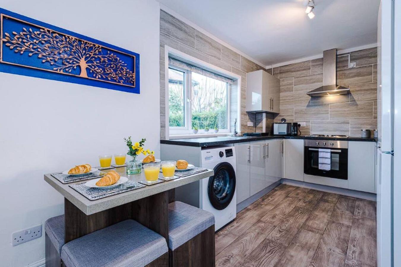 Charming And Modern 3br Steps Away From Center *